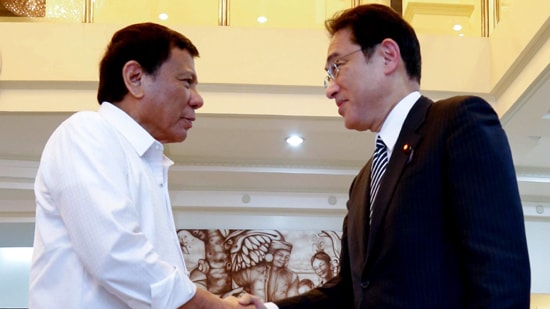 Ngoại trưởng Nhật Bản Fumio Kishida (phải) và  Tổng thống Philippines Rodrigo Duterte.