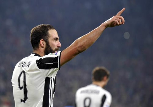 higuain-no-sung-vao-luoi-napoli-juventus-giu-ngoi-dau-serie-a