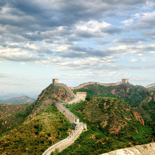 Vạn Lý Trường Thành là bức tường thành nổi tiếng của Trung Quốc liên tục được xây dựng bằng đất và đá từ thế kỷ 5 TCN cho tới thế kỷ 16, để bảo vệ Đế quốc Trung Quốc khỏi những cuộc tấn công xâm phạm lãnh thổ. Ngày nay, đây là điểm du lịch hấp dẫn du khách.