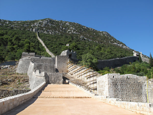 Walls of Ston nằm trên bán đảo Peljesac, miền Nam Croatia được mệnh danh là “Vạn lý trường thành” của Châu Âu. Bức tường là thành thành lũy dài thứ hai ở châu Âu (ban đầu dài hơn 7km), sau Hadrian’s Wall nối liền giữa Scotland và Anh.