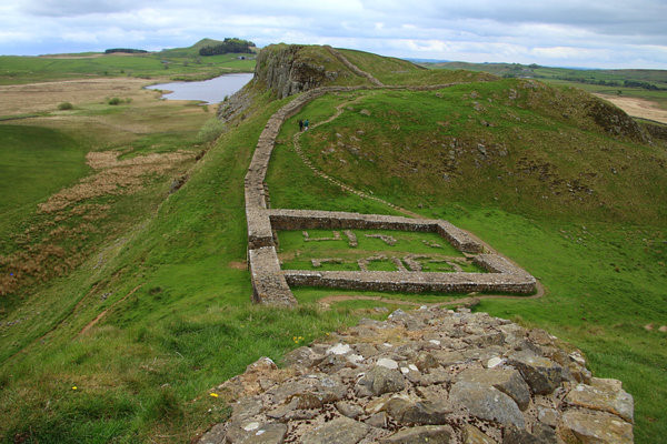 Bức tường biên giới Hadrian là một bức bình phong khổng lồ chạy dài trên đỉnh núi cheo leo dọc bờ biển miền Bắc nước Anh, với chiều dài khoảng 120km, cao 4,5m và rộng 3m.