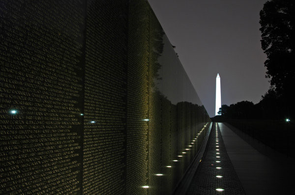 Bức tường Chiến tranh Việt Nam nằm trong khu tưởng niệm chiến tranh quốc gia tại trung tâm thủ đô Washington D.C, Mỹ là nơi tưởng nhớ binh lính Mỹ bỏ mạng trong các cuộc chiến ở Việt Nam.