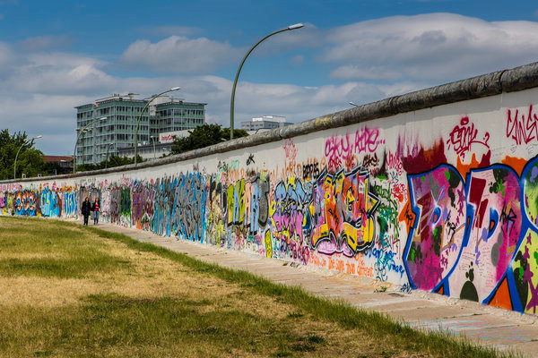 Bức tường Berlin ngăn cách hai miền Đông Đức và Tây Đức trong suốt 27 năm. Đây chính là biểu tượng nổi tiếng nhất trong cuộc chiến tranh lạnh giữa hai miền của nước Đức, nó đã lấy đi sinh mạng của gần 200 người khi họ tìm cách để vượt qua bức tường này.