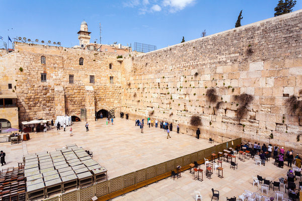 Đối với người Do Thái trên khắp thế giới, địa danh thiêng liêng nhất của họ là Bức tường than khóc tại thành cổ Jerusalem (Israel).