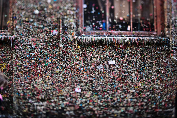 Bức tường bã kẹo cao su (Gum Wall) nổi tiếng ở khu vực chợ cá Pike Place, thành phố Seattle, bang Washington (Mỹ) ra đời từ những năm 1990, khi người ta nhai kẹo cao su rồi trét bã lên tường trong thời gian chờ đợi vào rạp chiếu phim gần đó. Đây được coi là một trong những điểm du lịch mang nhiều mầm bệnh nhất trên thế giới.