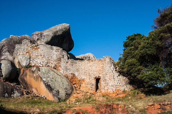 Đại thành Zimbabwe là một khu di tích phức hợp trải rộng trên một diện tích lớn ở đất nước Zimbabwe, phía Nam châu Phi. Bức tường được xây từ thế kỷ 11 và kéo dài hơn 300 năm mới hoàn thành.