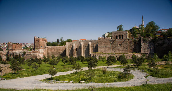 Tường thành Constantinople là một loạt các bức tường đá phòng thủ vây quanh và bảo vệ thành phố Constantinople (nay là Istanbul ở Thổ Nhĩ Kỳ) từ khi thành lập như là thủ đô mới của Đế chế La Mã Constantine Đại đế.