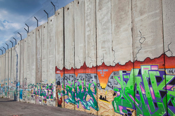 Tường rào Bờ Tây của Israel là  một hàng rào điện dài 110km, được xây từ năm 2002 nhằm ngăn chặn những người đánh bom tự sát Palestine xâm nhập vào Israel.