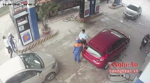 Camera ghi lại cảnh khách hàng đánh nữ nhân viên. 