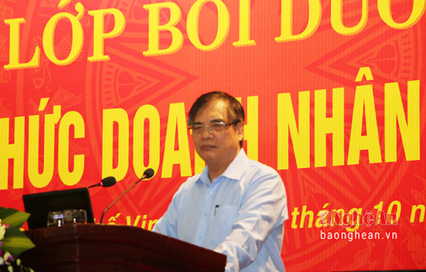 PGS.TS Trần Đình Thiên - Viện Kinh tế Việt Nam truyền đạt kiến thức cho các học viên.