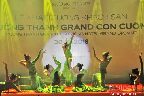 Tiết mục văn nghệ tại lễ khai trương thể hiện huyền thoại về loài chim công gắn với mảnh đất Con Cuông.