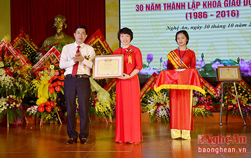 Trao tặng Bằng khen của Công đoàn ngành Giáo dục Việt Nam cho tập thể Công đoàn Khoa Giáo dục Chính trị, Đại học Vinh.