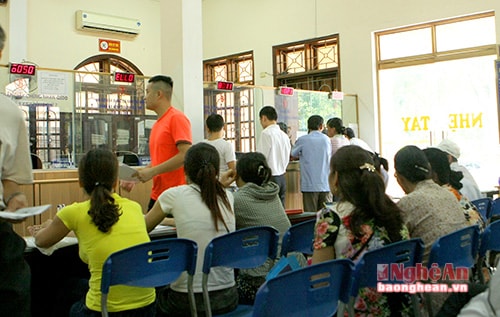 Người dân đến giao dịch thủ tục hành chính tại Trung tâm giao dịch một cửa TP Vinh. Ảnh tư liệu 