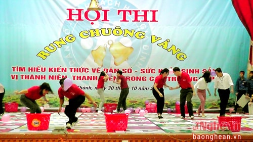 Các thầy cô giáo 5 trường tham gia trò chơi vận chuyển bóng giải cứu học sinh.