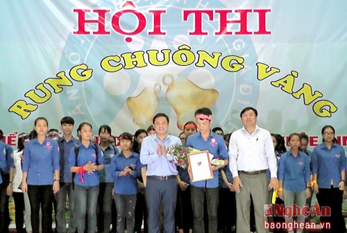 Trao phần thưởng cho thí sinh chiến thắng.