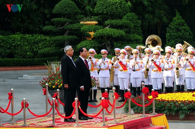 Quân nhạc cử quốc thiều hai nước tại lễ đón chính thức.