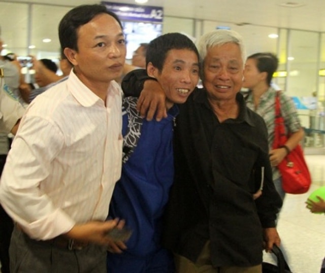 Thuyền viên Phan Xuân Phương quê ở Nghệ An trong vòng tay người thân