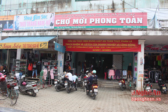 Chợ Phong Toàn (TP Vinh) chuyển đổi do HTX quản lý nhưng chỉ thu hút được 160 hộ kinh doanh trong tổng số 400 ki-ốt.