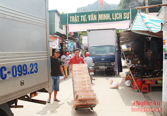 Xe vận tải cung ứng hàng hóa cho chợ Con Cuông (huyện Con Cuông).