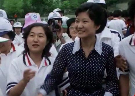 Bà Choi Soon-sil (trái) có mặt cùng bà Park Geun-hye trong một sự kiện dành cho sinh viên ở Đại học Hanyang ở Seoul. Ảnh: KoreanTimes.