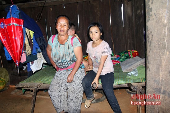 Chị Xồng Y Hùa bên 2 con tật nguyền.