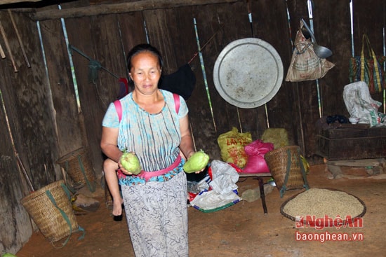Thức ăn chủ yếu của gia đình là những quả su su được lấy từ rẫy về.
