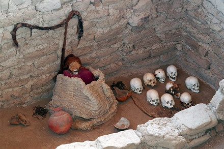 Nghĩa địa cổ Chauchilla ở Peru lưu truyền nhiều truyền thuyết ma quái liên quan đến các bộ hài cốt trắng xóa đặt trong các hố và ở tư thế ngồi dựa lưng vào tường.