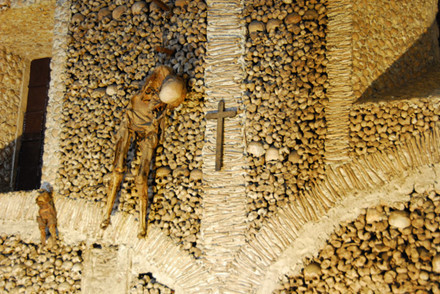 Nhà thờ Capela dos Ossos ở Bồ Đào Nha được xây bằng hơn 5.000 bộ xương của các tu sĩ với 2 bộ hài cốt – 1 của người lớn và 1 của trẻ con – gần như nguyên vẹn treo trên tường.