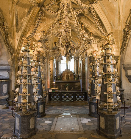 Nhà thờ Sedlec ở Cộng hòa Czech được trang trí bằng hơn 40.000 bộ xương người, kết thành đèn chùm, chén thánh… đủ khiến tất cả những ai cả gan bước vào đây phải rùng mình.