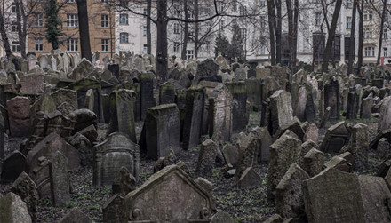 Nghĩa địa Do thái cổ ở Prague, có từ năm 1478, ken đặc tới 12 lớp với 12.000 ngôi mộ và 10.000 thi thể chôn sâu dưới đất.