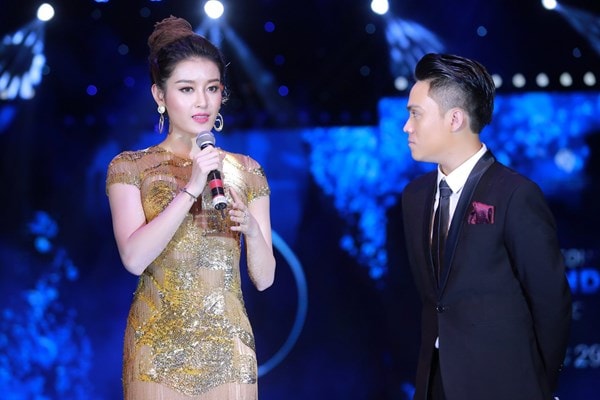 Á hậu Huyền My cũng được mời lên sân khấu để giao lưu với MC và khán giả. Cô thể hiện tài ăn nói ngày càng khéo léo, trưởng thành.