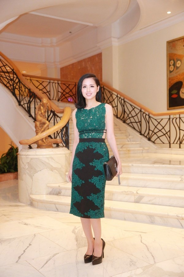 Kiểu dáng váy xuôn qua đầu gối mang lại vẻ thanh lịch cho cô nàng hotgirl đình đám một thời.