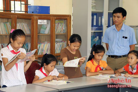Cán bộ Phòng Giáo dục và Đào tạo Con Cuông kiểm tra về việc dạy tiếng Anh ở Trường Tiểu học Chi Khê 1