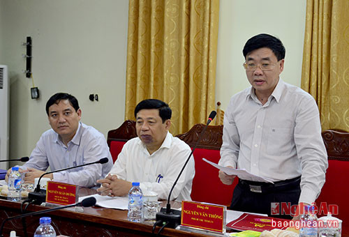 Phó Bí thư Tỉnh ủy Nguyễn Văn Thông trình bày báo cáo với đoàn công tác tại cuộc làm việc.