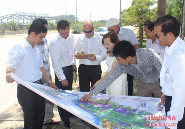 Cán bộ Khu kinh tế Đông Nam giới thiệu với nhà đầu tư nước ngoài về tiềm năng đầu tư vào Nghệ An. Ảnh: Nguyên Sơn
