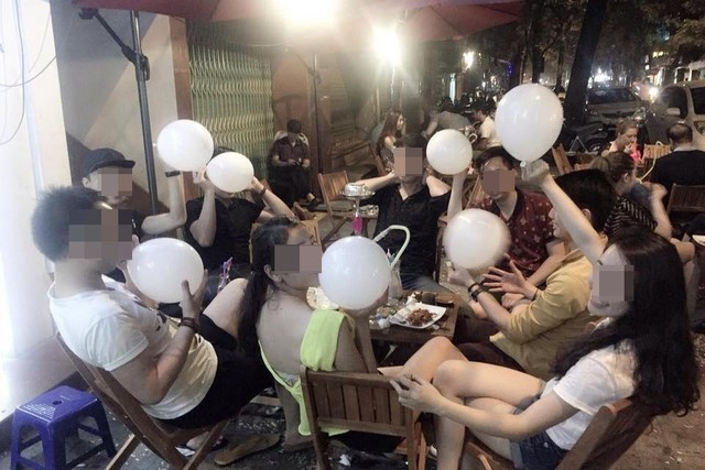 Trên đường phố Hà Nội, rất đễ bắt gặp các bạn trẻ sử dụng bóng cười