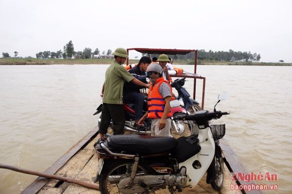 Mặc dù được trang bị phao nhưng rất nhiều người “quên” sử dụng. Ảnh chụp tại bến đò Vạn Rú (Khánh Sơn, Nam Nam)Ảnh: c.n