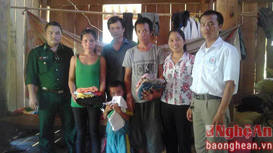 Chị Lan cùng cán bộ xã Mai Sơn và Đồn biên phòng trao quà từ thiện cho trẻ em nghèo vùng lòng hồ