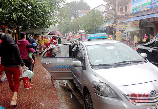 Taxi là phương tiện được nhiều gia đình có con nhỏ lựa chọn để di chuyển trong những ngày mưa gió.