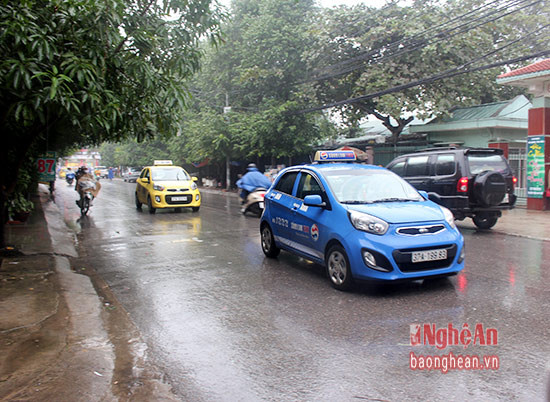 Nhiều hãng taxi hoạt động hết công  suất để đáp ứng nhu cầu di chuyển của khách hàng trong ngày mưa (Ảnh: Phương Thúy).