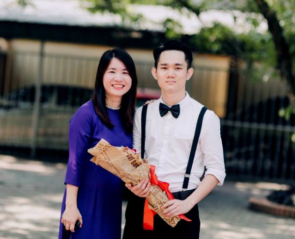 Lô Đức Mạnh và cô giáo chủ nhiệm Nguyễn Thị Quỳnh Nga