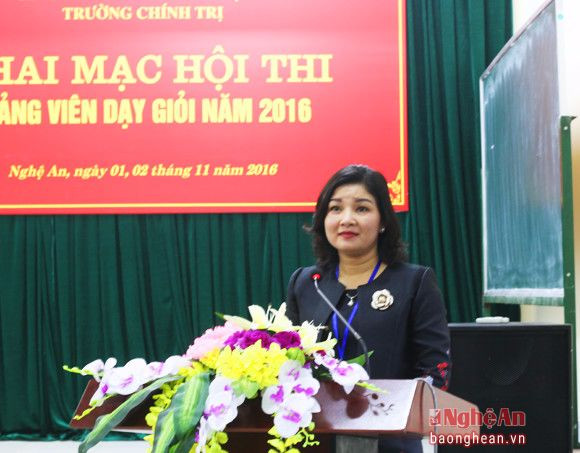 Đồng chí Nguyễn Thị Hồng Hoa, Uỷ viên Ban chấp hành Đảng bộ tỉnh, Hiệu trưởng nhà trường phát biểu tại lễ khai mạc.