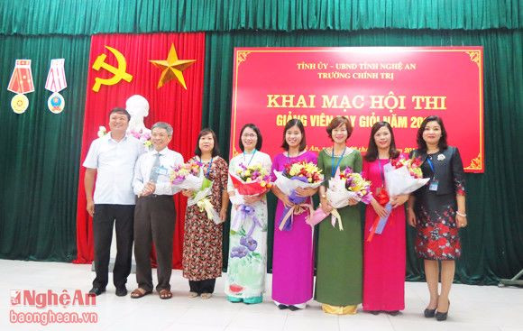 Đồng chí Ngô Công Mạnh và Nguyễn Thị Hồng Hoa tặng hoa cho các giảng viên tham dự Hội thi.