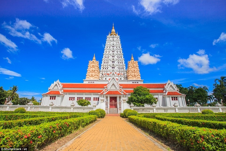 Ngôi chùa ở Thái Lan sừng sững như một pháo đài trên nền trời xanh thẳm. 