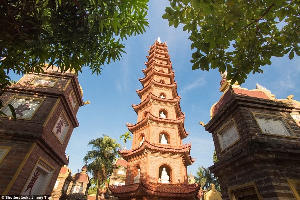 Chùa Trấn Quốc, Hà Nội, Việt Nam nằm trên một bán đảo nhỏ phía đông của Hồ Tây. Đây được coi là ngôi chùa cổ nhất Hà Nội, trên 1.500 năm tuổi. 