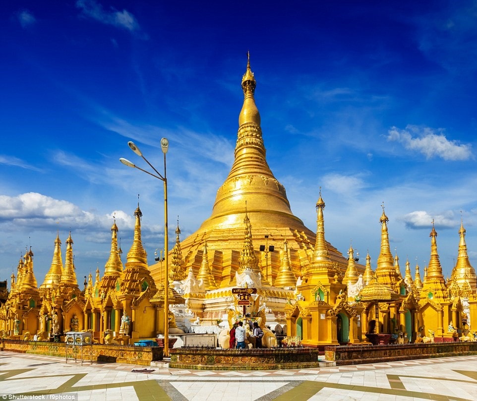 Chùa Shwedagon Paya, Yangon, Myanmar được bao phủ bởi hàng trăm miếng vàng. Trên đỉnh tháp được nạm khoảng 5.000 viên kim cương, trong đó viên lớn nhất có kích cỡ 72 carat. 