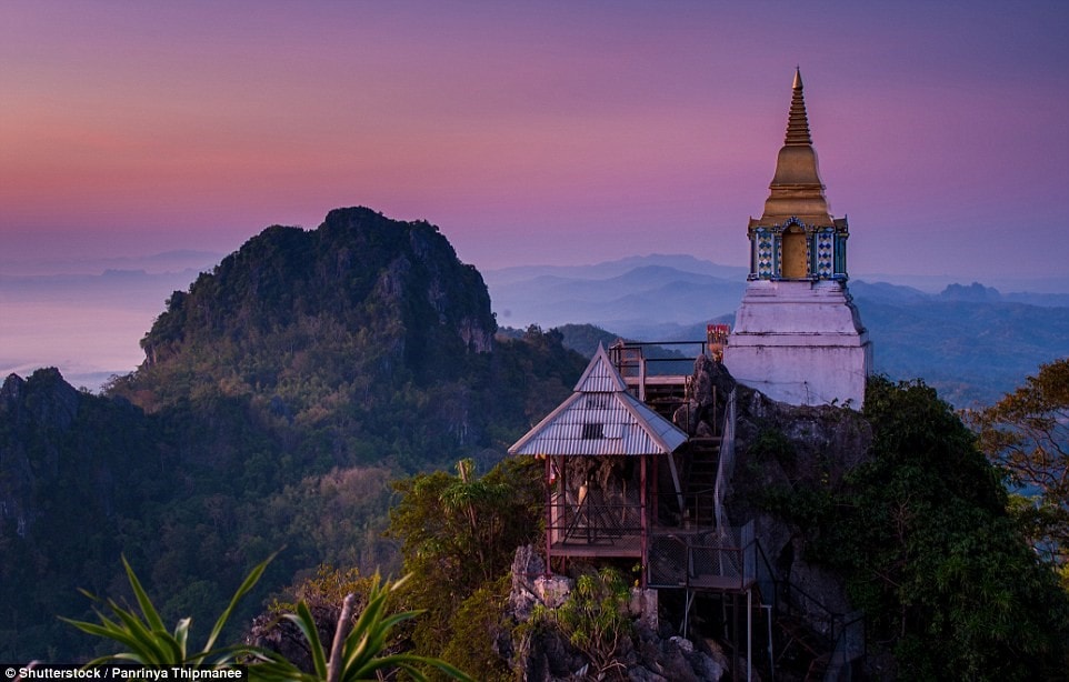 Ngôi chùa ở Lampang, Thái Lan không đẹp ở sự cầu kỳ mà lọt vào danh sách này nhờ phong cảnh núi non trùng điệp bao quanh. 