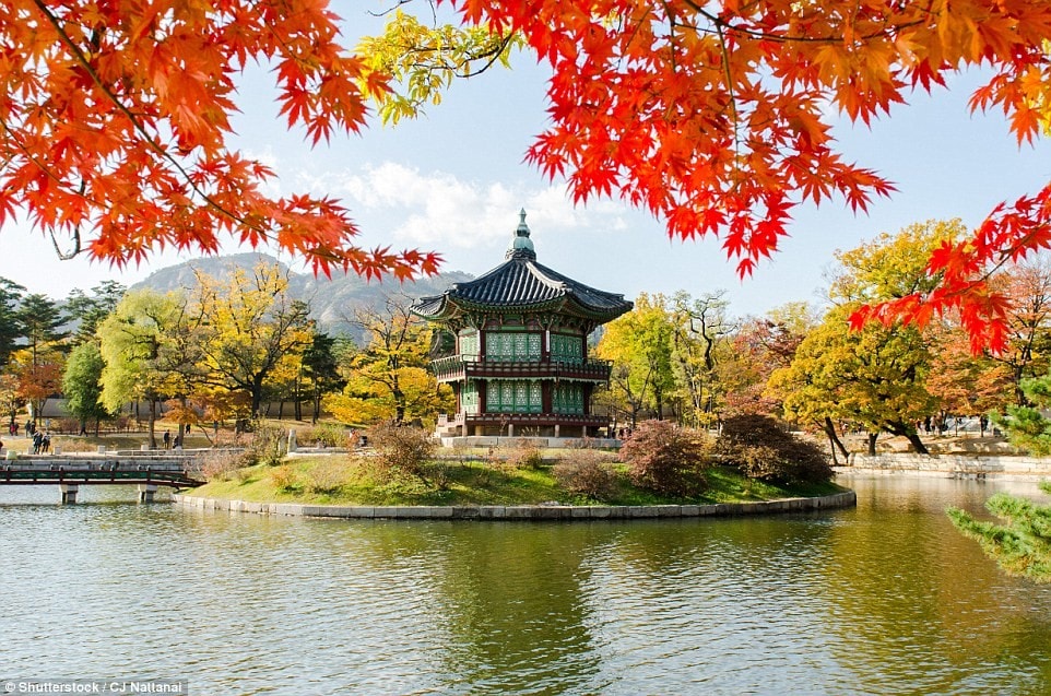 Cung điện Gyeongbokgung, Seoul, Hàn Quốc được xây dựng từ năm 1395, còn được gọi là cung điện phía Bắc vì vị trí của nó so với các cung điện lân cận. 