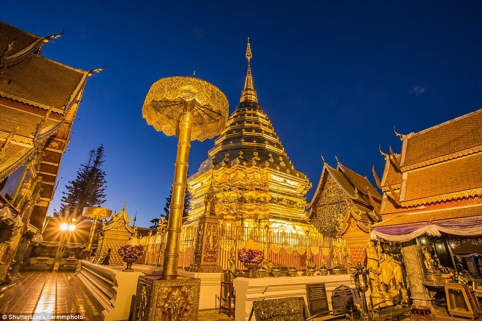 Chùa Wat Phra That Doi Suthep, Chiang Mai, Thái Lan nhìn về thành phố từ trên núi cao. Đây là một trong những ngôi chùa linh thiêng nhất miền Bắc Thái Lan. 