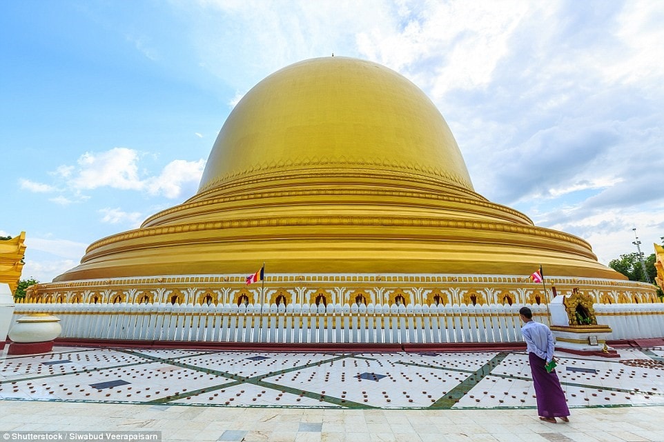 Chùa Kaunghmudaw, Sagaing, Myanmar do vua Thalun và con trai xây dựng năm 1636. Mái vòm của chùa từng được sơn màu trắng để biểu trưng cho sự tinh khiết, nhưng giờ đã được mạ vàng. 